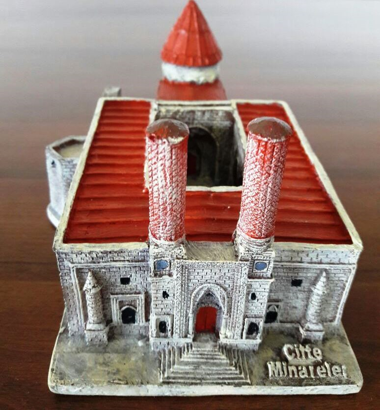 Çifte Minareli Medrese Maketi. Çifte Minareli Medrese Maketi.
